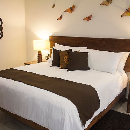 Casa Ticul Hotel Boutique - 5Th Ave (Adults Only) Плайя-дель-Кармен Екстер'єр фото A bed with a bed runner