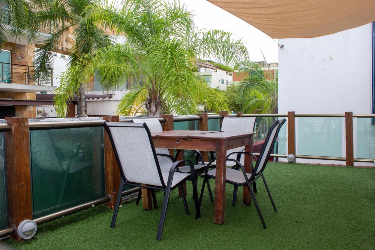 Casa Ticul Hotel Boutique - 5Th Ave (Adults Only) Плайя-дель-Кармен Екстер'єр фото Artificial grass on a balcony