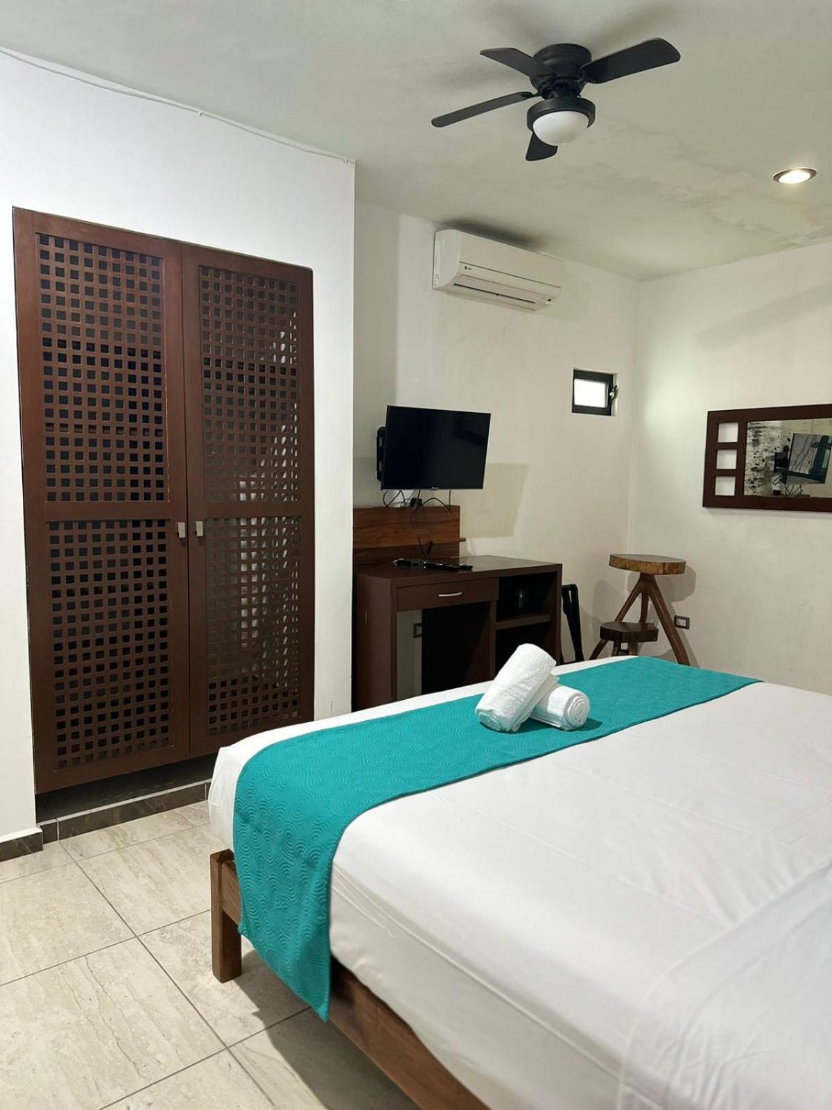 Casa Ticul Hotel Boutique - 5Th Ave (Adults Only) Плайя-дель-Кармен Екстер'єр фото A room at the hotel